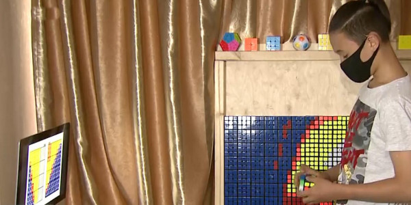 Алматылық оқушы рубик текшесінен танымал тұлғалардың портретін жасайды