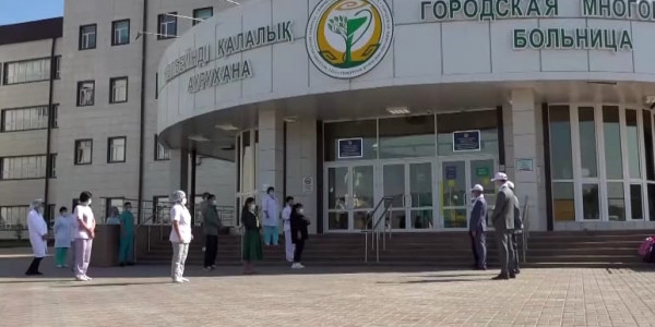 Члены партии &laquo;Ауыл&raquo; оказали поддержку детям уральских медиков