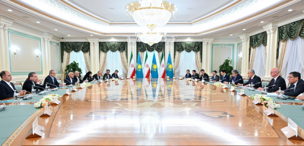 Президенты Казахстана и Ирана провели переговоры в расширенном составе