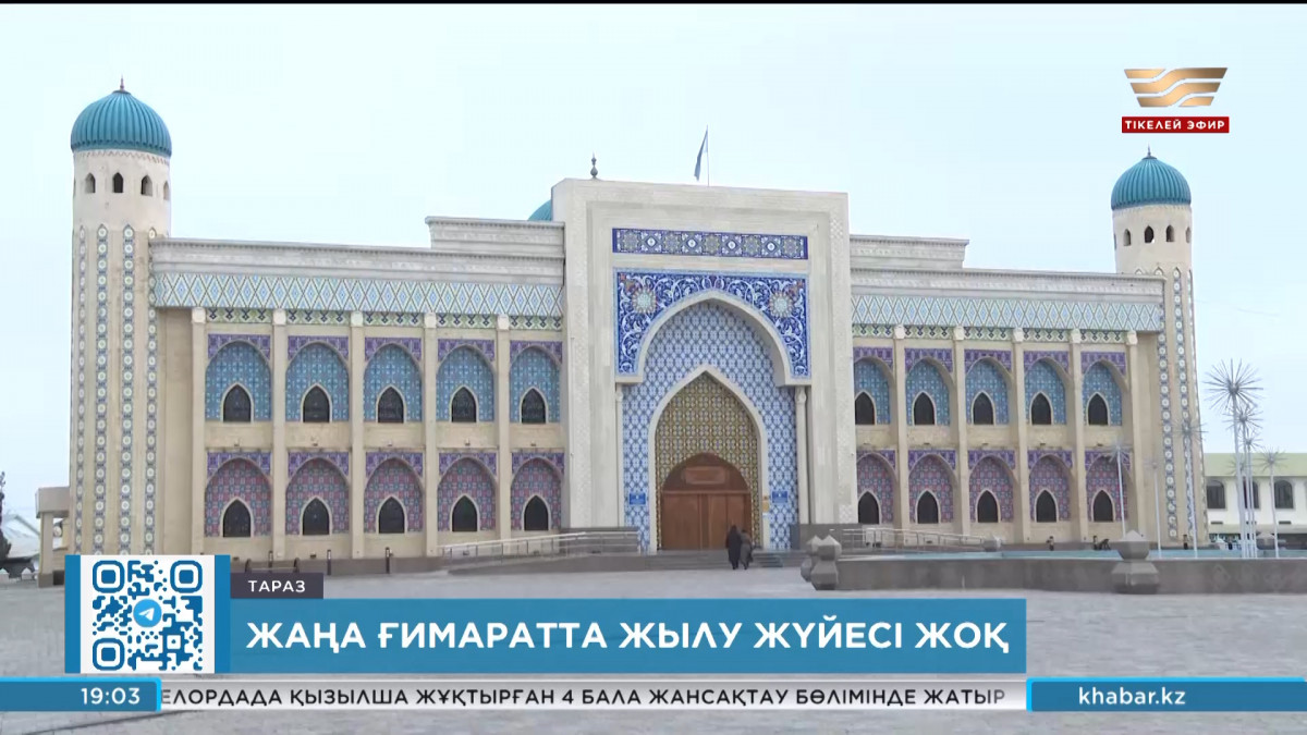 Ол сөзін аяқтап, мені үстелден жалап тастады.