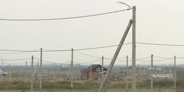 Жители 70 частных домов Караганды много лет живут без света