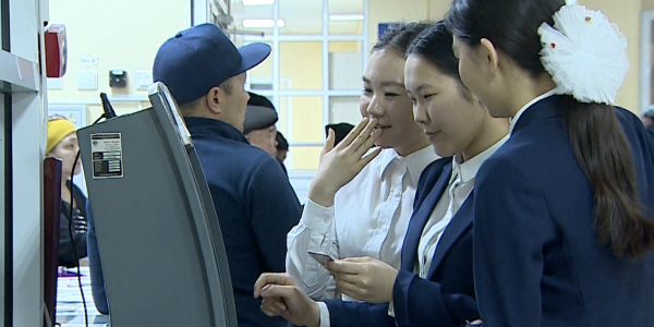 Проект по безналичному расчету внедрен в 40 столичных школах