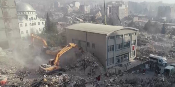 Число жертв землетрясений в Турции уже достигло 35 тысяч 400 человек