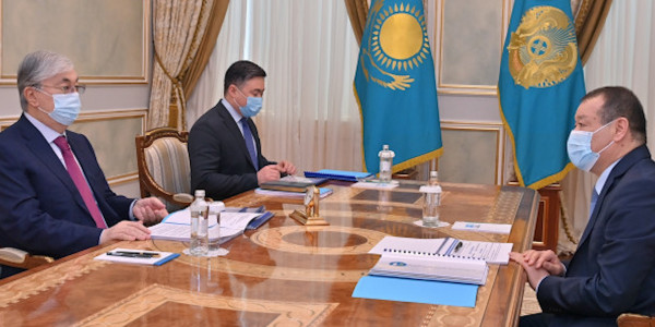 Глава государства ознакомился с планами министров здравоохранения и индустрии