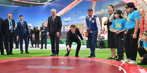 Президенты Касым-Жомарт Токаев и Эмманюэль Макрон посетили выставку «Этноаул»