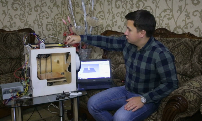 20-летний студент из Костанайской области собрал 3D-принтер из подручных материалов
