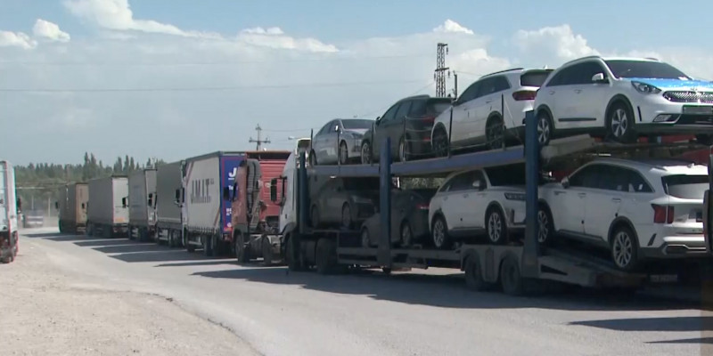 Огромное количество грузового транспорта скопилось в районе погранпоста «Карасу»