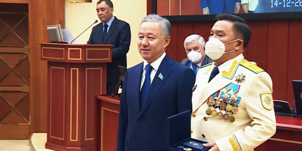 Мәжіліс төрағасы мемлекеттік марапаттарды табыс етті