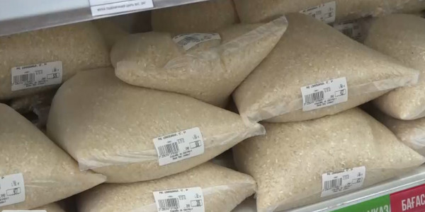 Атыраулықтар күріш пен ұнды қаптап алып жатыр