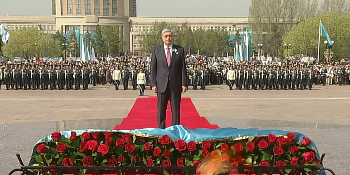 Мемлекет басшысы Қасым-Жомарт Тоқаев «Отан қорғаушылар» ескерткішіне гүл шоғын қойды