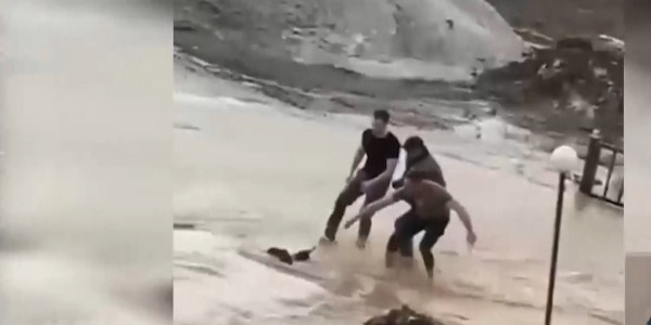 Школьница из Актобе едва не погибла в паводковых водах