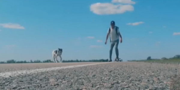 Путешественник из Павлодара решил добраться до Алматы на лонгборде