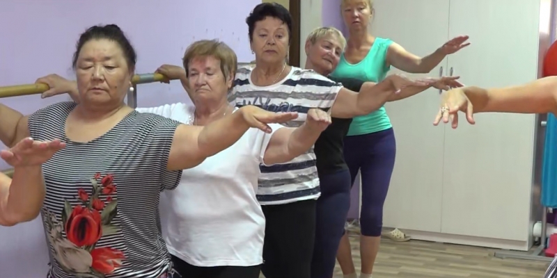 Актауские пенсионеры учатся танцевать восточные и бальные танцы