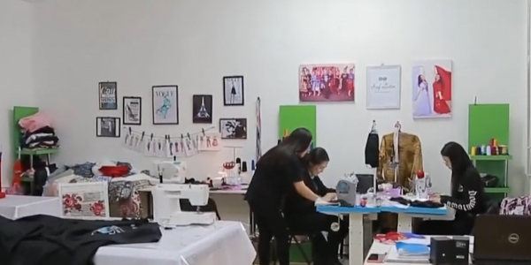 Волонтеры шьют маски для нуждающихся в Атырау