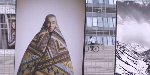 Открытая арт-выставка известных художников проходит в столице