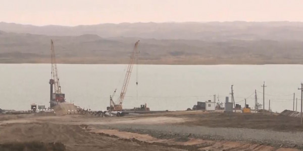 Бұқтырма су қоймасы арқылы өтетін көпір құрылысы тоқтап тұр