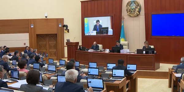 Состоялось первое пленарное заседание Мажилиса