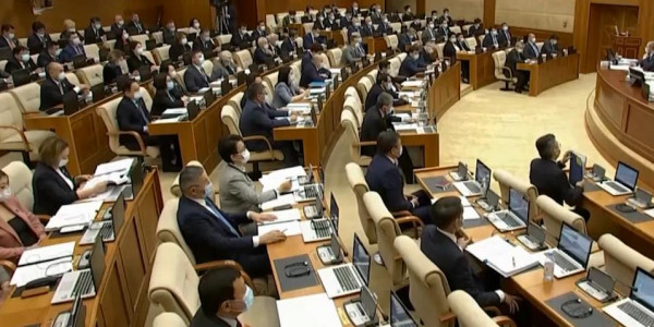 Работу Минздрава по массовой вакцинации раскритиковали депутаты