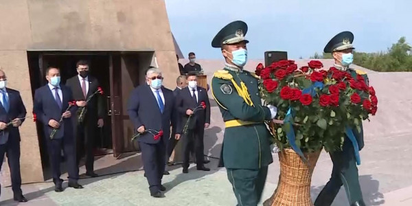 Цветы возложили к Стене памяти комплекса &laquo;АЛЖИР&raquo;