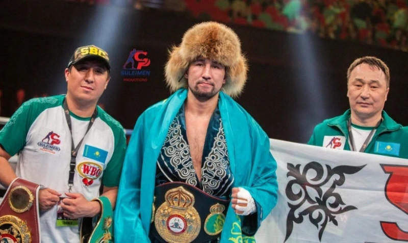 Непобедимый казахстанский боксер готовится к битве за титул