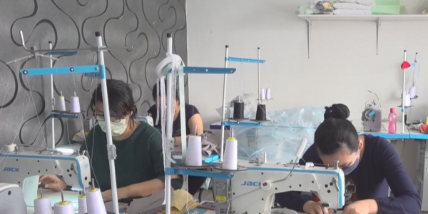 Бизнес-леди из Актау шьет многоразовые маски из хлопка