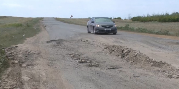 Ақтөбе облысында жаңа асфальт жамылғысы ыдырап жатыр