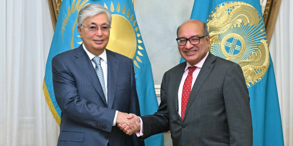 Глава государства принял сэра Суму Чакрабарти