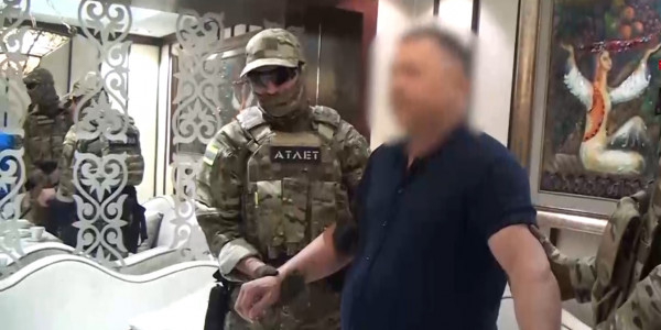 Алматыда кәсіпкерді пара беруге итермелеген тұрғын ұсталды