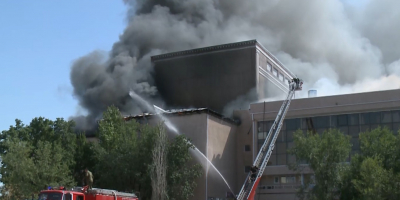 Атырауда облыстық драма театрдың ғимаратын өрт шалды