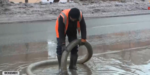 Өскеменнің көшелерін су басып жатыр