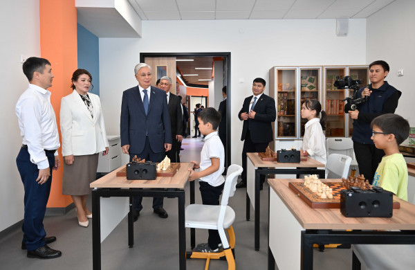 Қ. Тоқаев &laquo;Кәусар&raquo; оқушылар сарайын аралап көрді