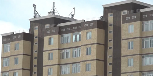 Ақтауда бір топ әйел әкімдік алдындағы жолды жабуға әрекеттенген