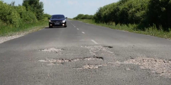Ямы и трещины &mdash; реальная картина казахстанских автодорог