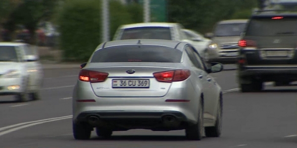 Казахстанцев, имеющих автомобили с иностранными номерами, могут обязать регистрировать свое авто