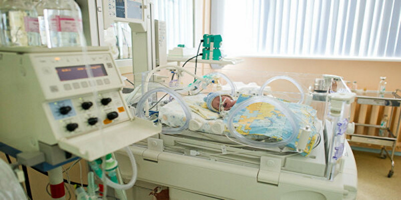 О состоянии брошенного в арык младенца рассказали врачи
