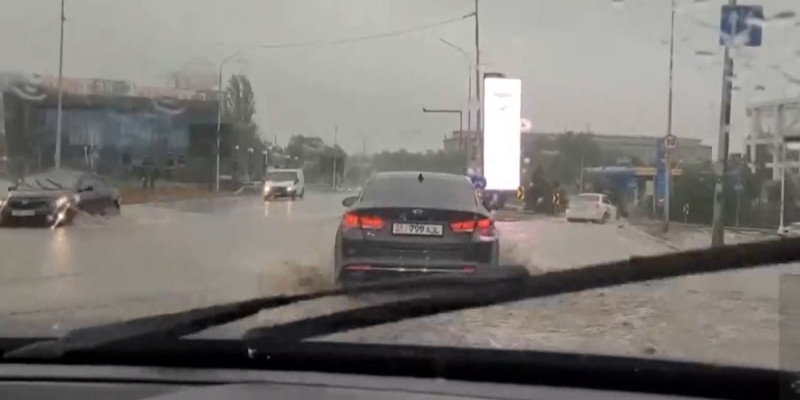 Сильнейший ливень стал причиной подтопления жилых домов в Алматы