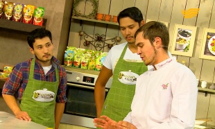 &laquo;Магия кухни&raquo;. Гость: актер Дастен Шакиров. Блюда: стейк с картофелем и панкейки с ягодами