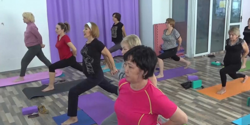 В Семее живет 76-летний инструктор по йоге