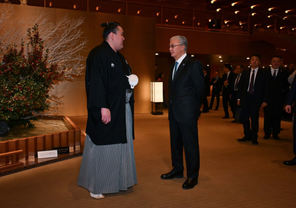 В Токио состоялась встреча Президента Касым-Жомарта Токаева с профессиональным борцом сумо Ерсином Балтагулом