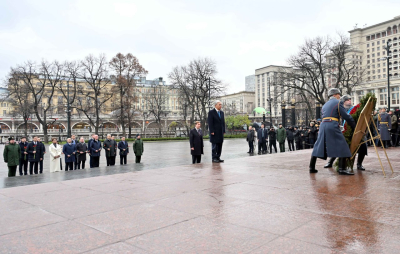 Мемлекет басшысы «Белгісіз жауынгер бейіті» ескерткіш мемориалына гүл шоғын қойды