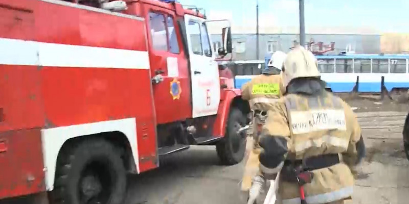 В Усть-Каменогорске спасатели подожгли трамвай для специальных учений