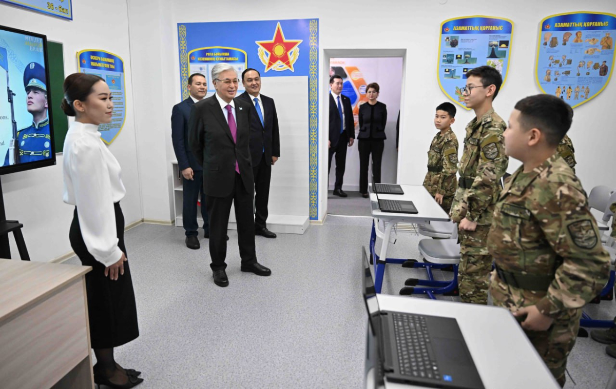 Глава государства посетил специализированную военную школу-интернат в Таразе