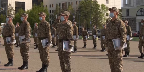 В столице наградили военнообязанных, призванных на специальные сборы