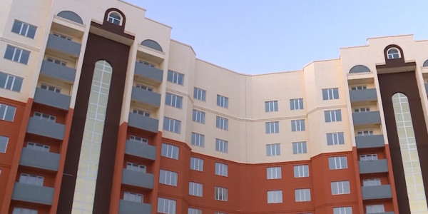 В Актобе многодетным и малообеспеченным семьям вручили ключи от квартир