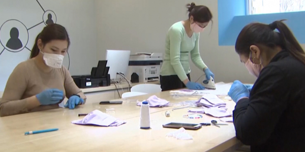 Волонтеры Алматы шьют защитные маски