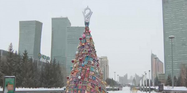 Елорда төріне жіптен тоқылған 6 метрлік шырша орнатылды