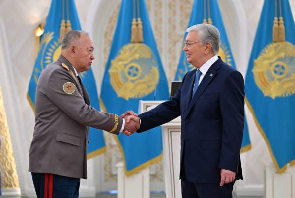 Президент торжественно вручил С.Токпакбаеву знак особого отличия &ndash; Золотую звезду и орден &laquo;Отан&raquo;
