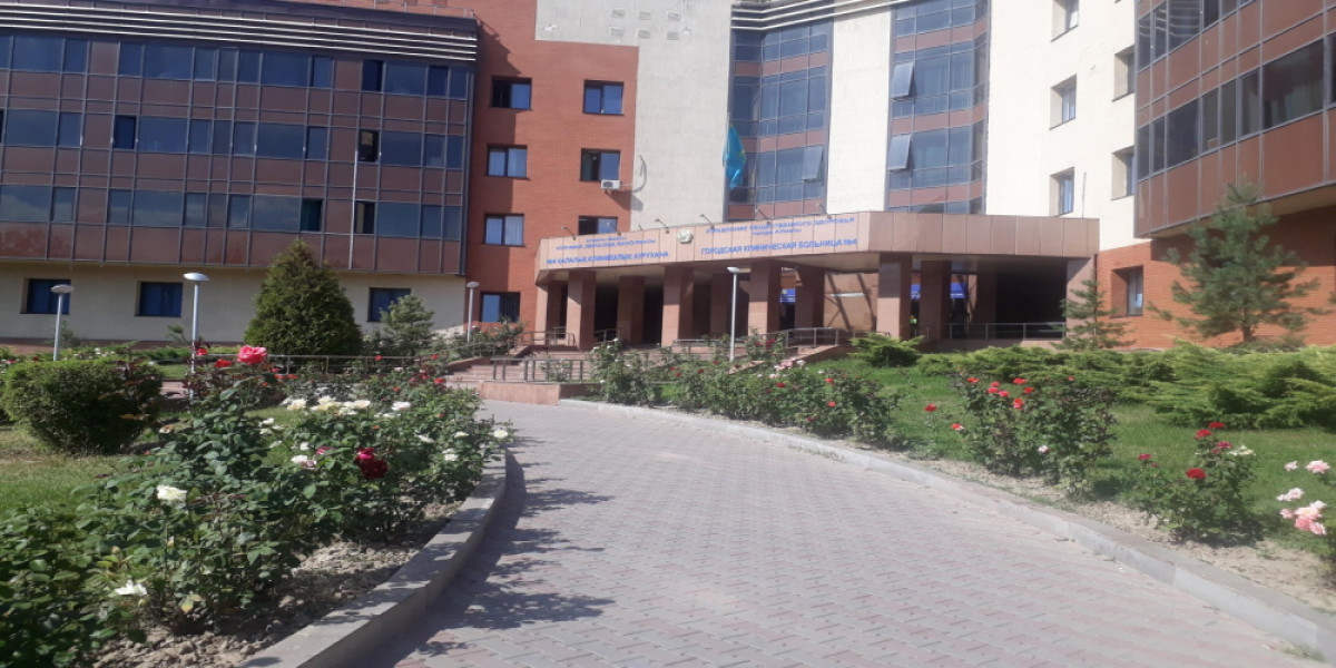 Память жертв коронавируса почтили у здания городской больницы Алматы