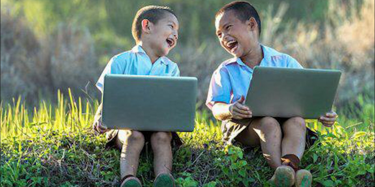 Павлодарским школьникам подарили ноутбуки