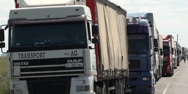 Фуры продолжают скапливаться на казахстанско-российской границе